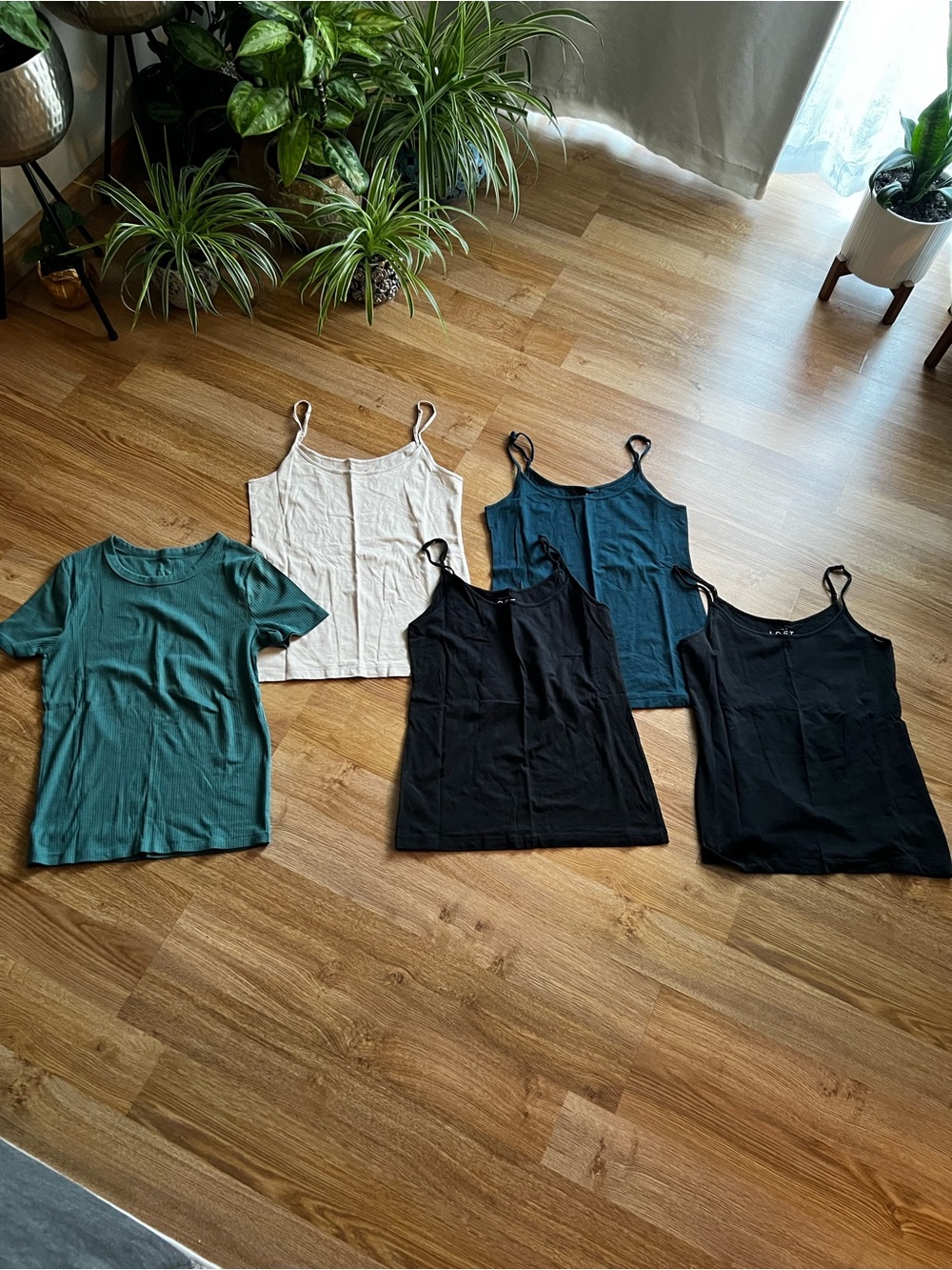 Bundle of 5 Women’s Tops LOFT Tanks & a new day Tee
• Size Medium